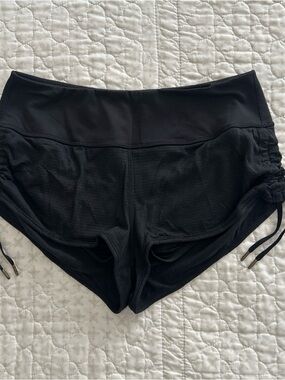 Lululemon Very Sexy Short Shorts sz 4 Lined 1” Inseam Rushed Hips Black Striped